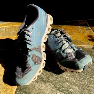 On Cloud womens 8.5 running shoe